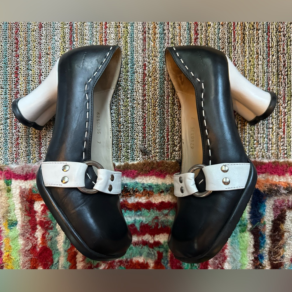 SOLD!! Fluevog VINTAGE EXCELLENT Choice Hi Vanny black/white heart heels❤️ 7 - Picture 8 of 16